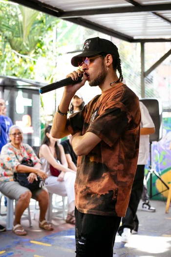Rapper performing during the Comuna 13 tour