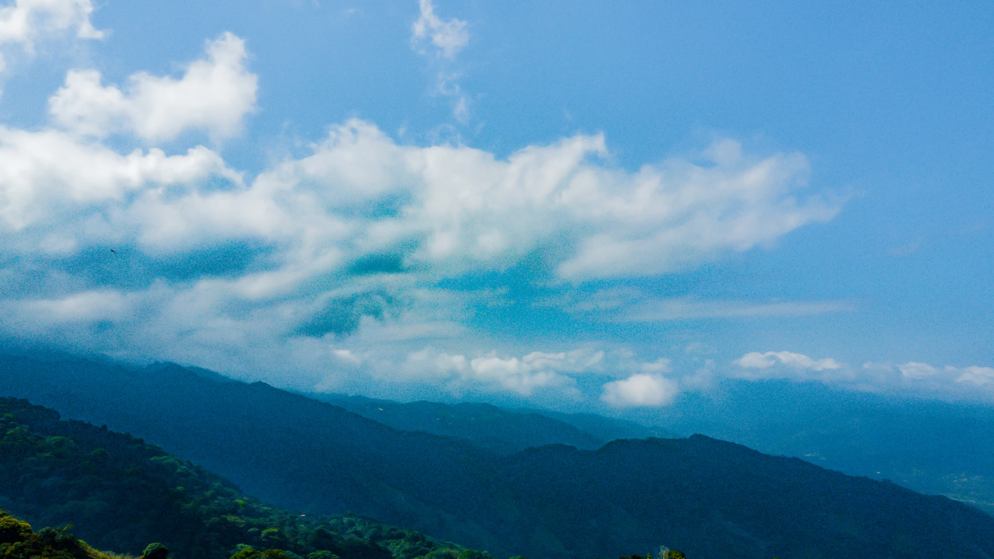 Natural landscape of the Sierra Nevada de Santa Marta surrounded by mountains and vegetation.