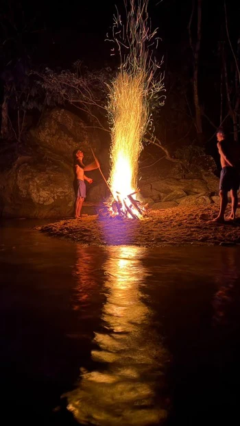 A man preparing the campfire in the middle of the remote Samaná expedition.
