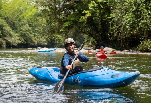 Kayaker with good paddle stroke in the Santo Domingo River